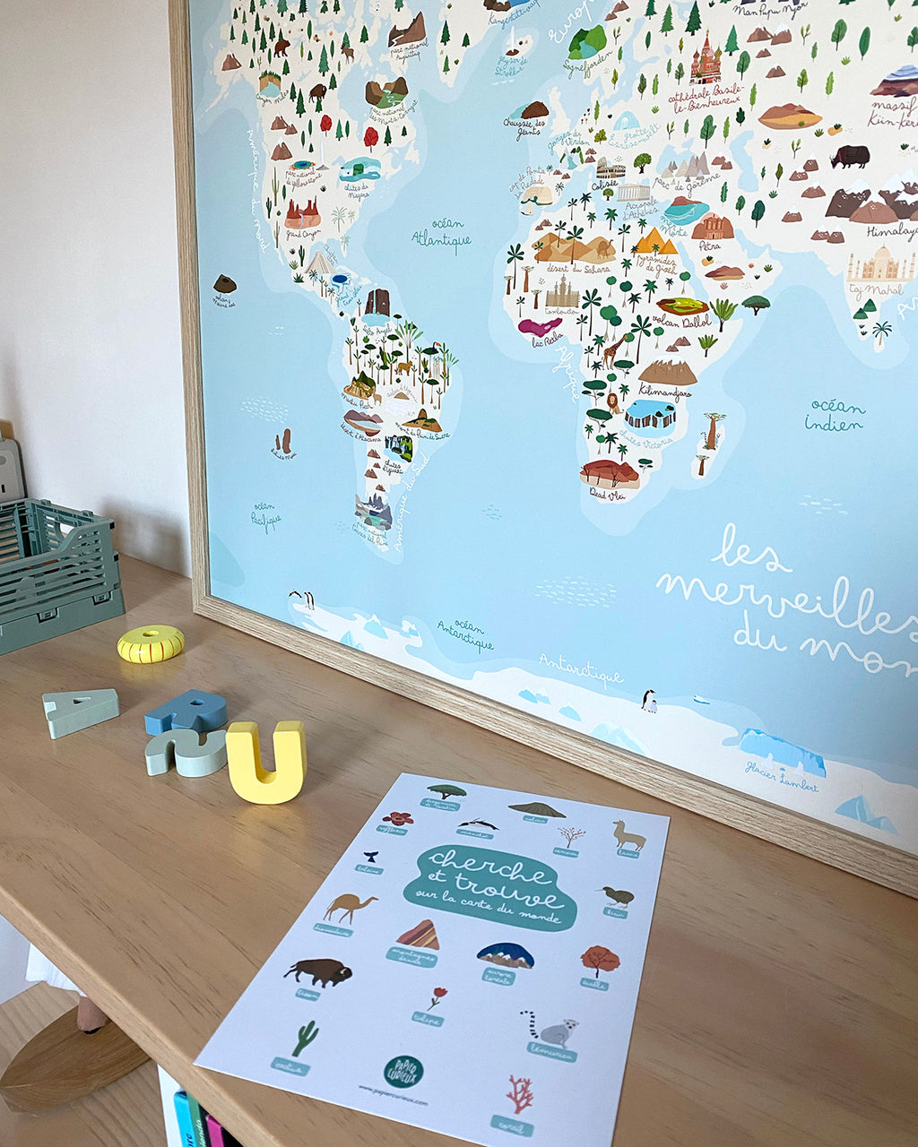 Carte du Monde, affiche déco chambre enfant, illustrations nature et animaux, poster illustré pédagogique et jeu Papier curieux